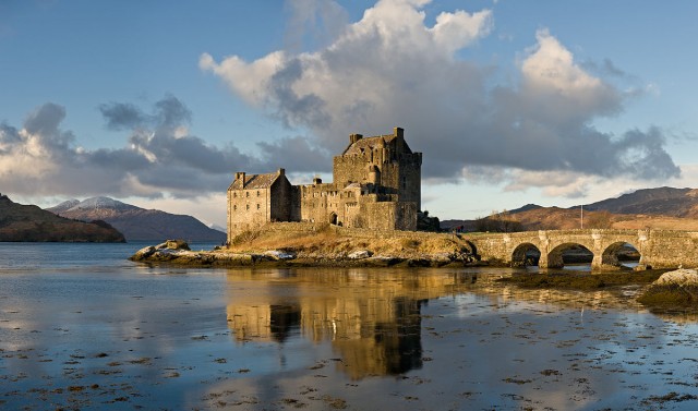 1200px-Eilean_Donan_Castle,_Scotland_-_Jan_2011