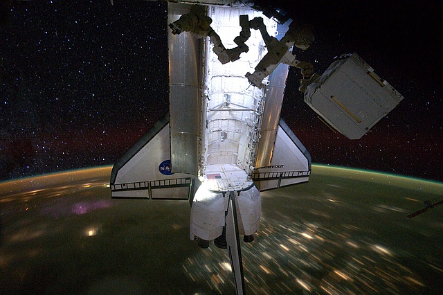 Space_Shuttle_Endeavour_docked_to_ISS_(STS-134) (2)