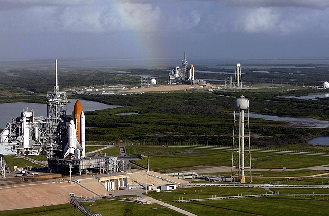 Space_shuttles_Atlantis_(STS-125)_and_Endeavour_(STS-400)_on_launch_pads (3)